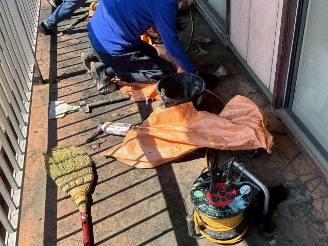 アスファルト紙を剥がすのはかなり根気のいる工程だが、時間がかかっても丁寧に進めました